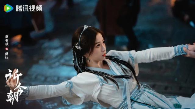 她的流量是“夹”来的？