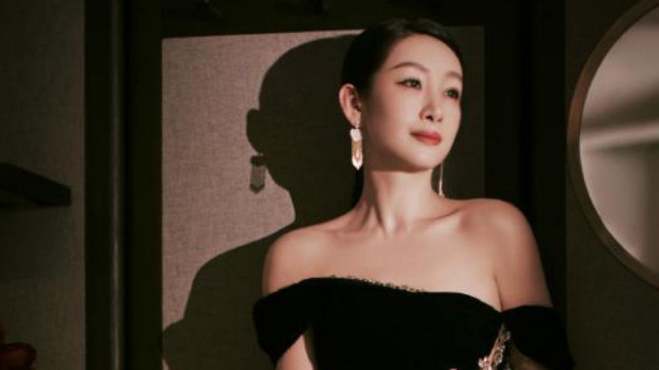 秦海璐穿黑色齐肩礼服 尽显优雅