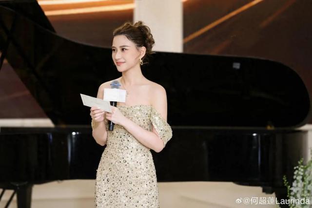 “赌王千金”何超莲最新封面，衣着大胆堪比《男人装》