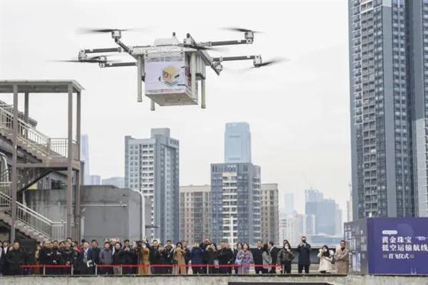 首飞成功！顺丰用无人机运送黄金珠宝：比地面押运快一倍