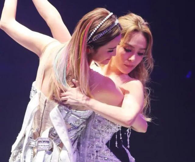 当阿娇跟阿Sa站在一起，我才明白，什么叫顶级骨相