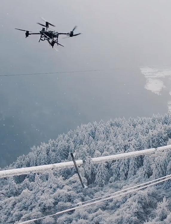 小飞棍来喽！成都电力工人动用无人机除高压线积雪：极其解压