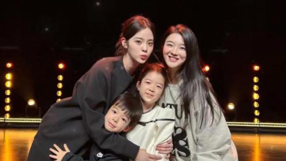 吴雅婷带娃看欧阳娜娜演奏会，姐弟俩近照曝光，长相神似超可爱