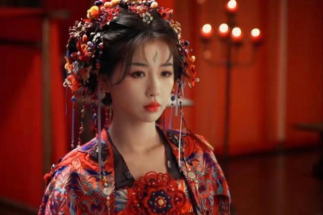 永夜星河：虞书欣不夹了，陈都灵不土了，我却被43岁阿娇惊艳了