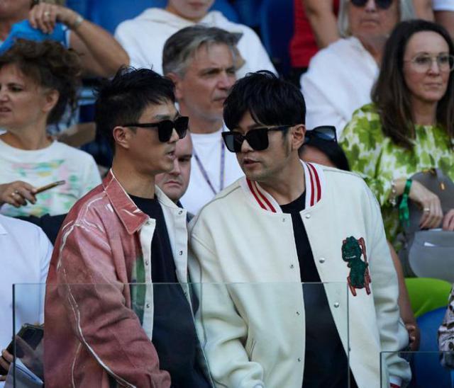 周杰伦夫妇看澳网，男方穿万元外套，昆凌大浓眉显土气