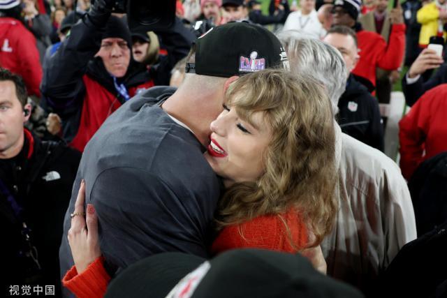 泰勒·斯威夫特现身橄榄球比赛为男友助威 拥吻大秀恩爱