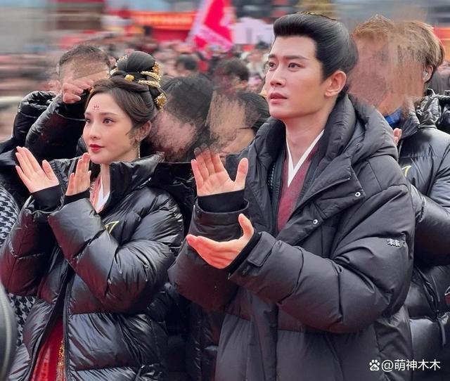 新剧开机太抓马，平台负责人猛夸杨紫爆剧，任嘉伦表情玩味