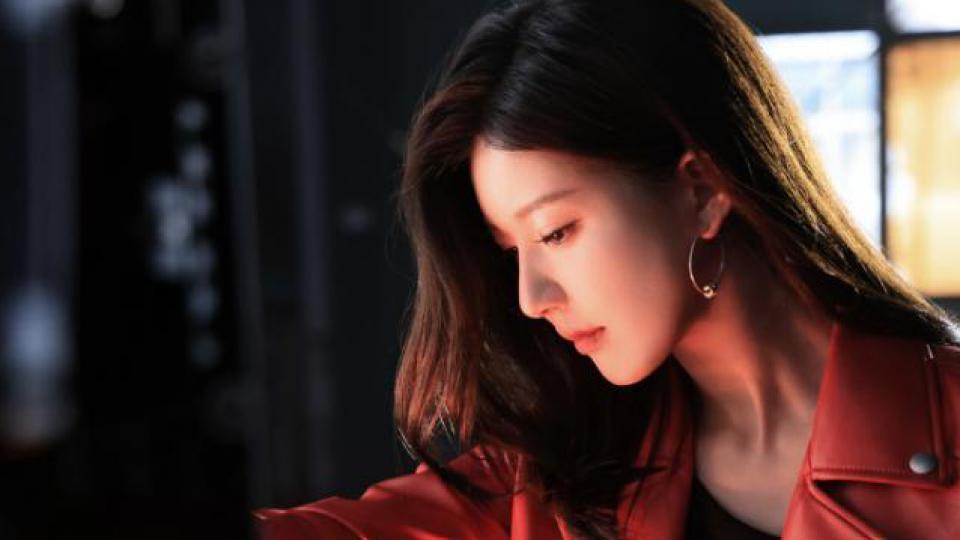 赵露思穿机车外套搭配大圈耳环 甜酷十足