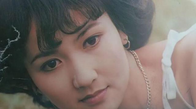 她是《新白娘子》的小青蛇，婚姻破裂后一生替别人养娃