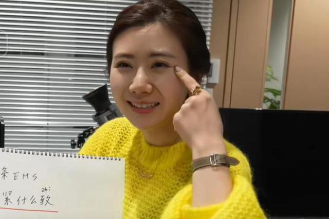 福原爱首次带货直播，人不专业助理抢话，网友直言不买