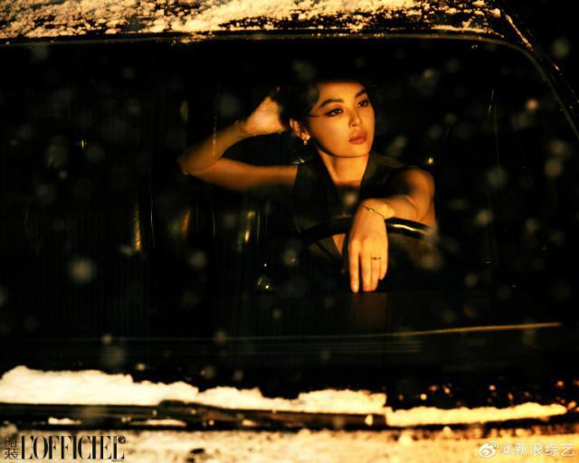 辛芷蕾最新杂志挑战复古爆炸头 彰显野性气质