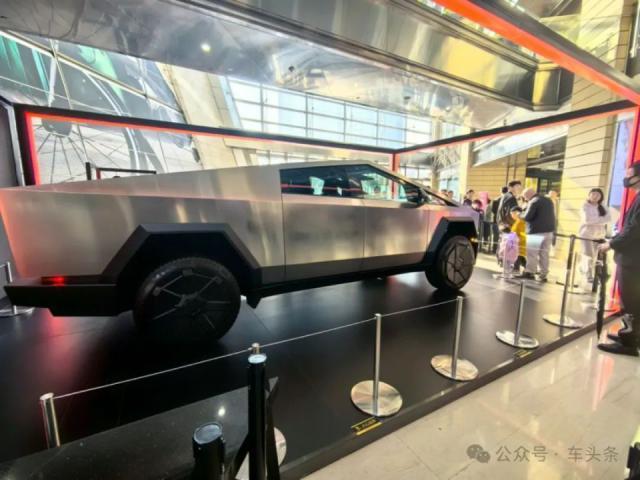 直击特斯拉Cybertruck巡展现场：只能远观不能摸，老车主委屈落泪