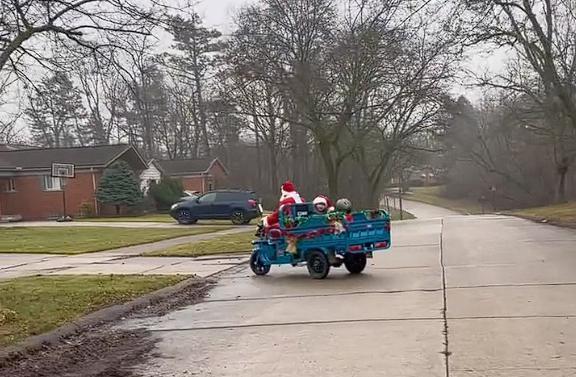 国产三蹦子国外爆火：生产厂家称将推出英文版“倒车请注意”