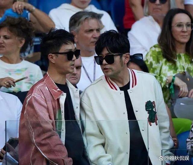 周杰伦夫妇看澳网，男方穿万元外套戴假发，昆凌浓眉夸张