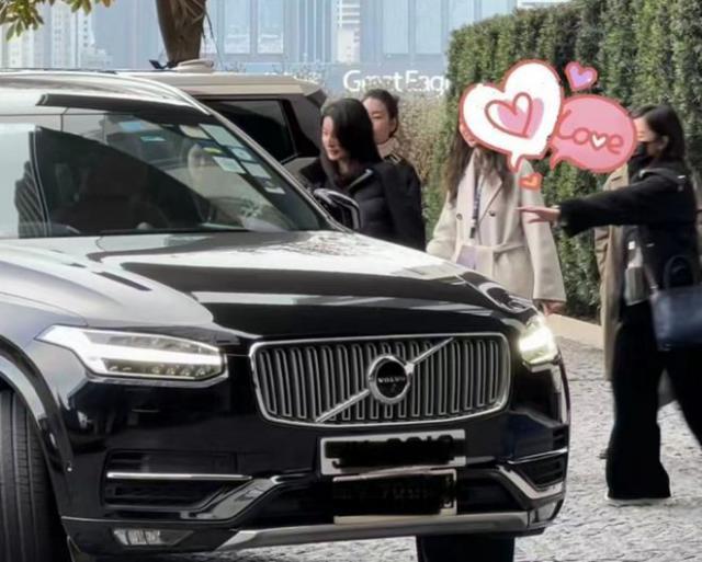 郭晶晶拿下新代言！小腿满腿伤痕，冷风中站台