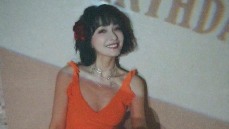 吴昕身穿橙色背心裙 气质迷人