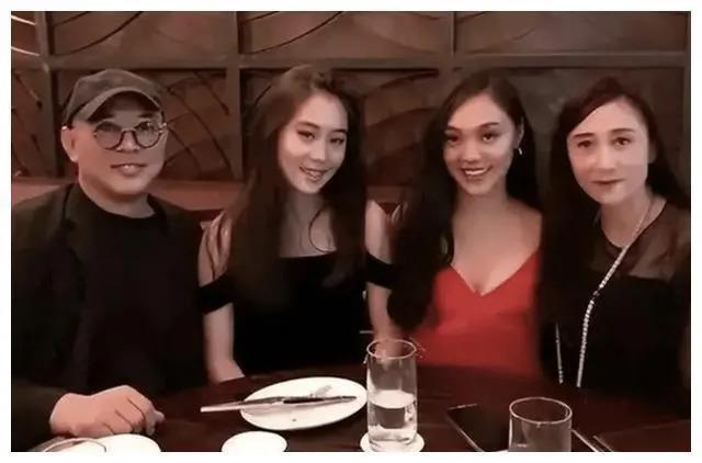 李连杰晒妻子近照：利智61岁岁月痕迹重，前妻气场超足！