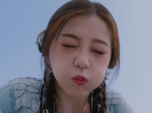 当肖战跟张婧仪站在一起，我才彻底明白，什么叫顶级骨相