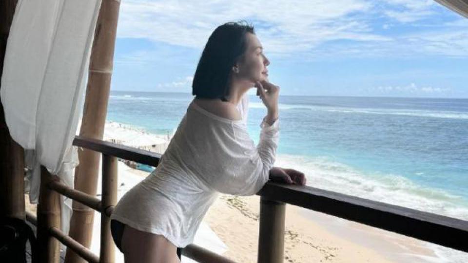 小S晒海边度假照身材凹凸有致 称45岁有肉才性感