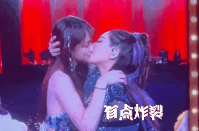 当众和女儿“热吻”长达20秒：没有边界感的父母真可怕