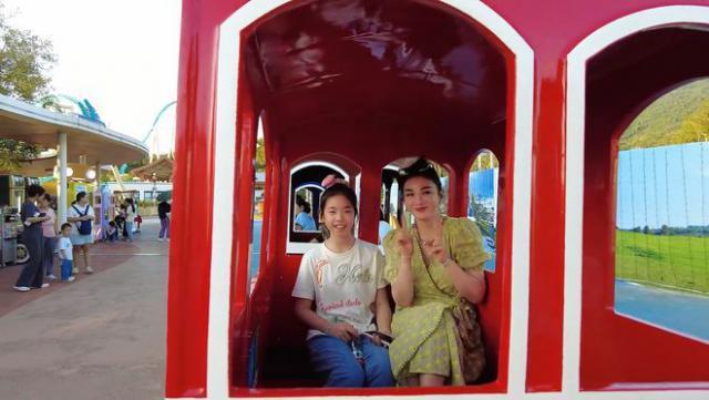 黄奕和女儿开心出游，11岁铛铛颜值变化大，获赞高级脸
