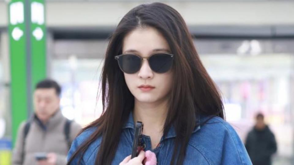 张雪迎墨镜遮面现身机场 黑色皮靴酷飒十足