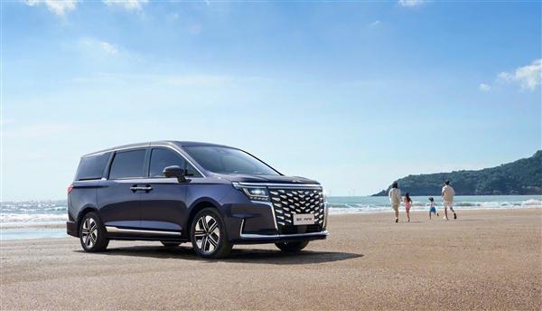 全球首款鸿蒙座舱MPV 江淮瑞风RF8上市：16.99万起