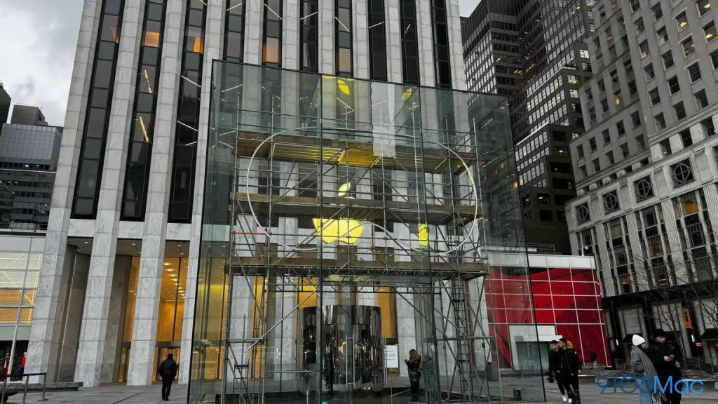 苹果美国零售店门头LOGO戴上“护目镜”：迎接Vision Pro头显发售