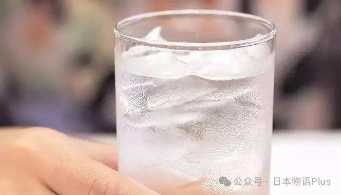 日本也开始流行喝白开水了，咖啡店卖白开水竟然比果汁还贵！