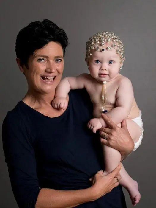 为什么人抱东西爱用右手,抱娃娃却用左手?