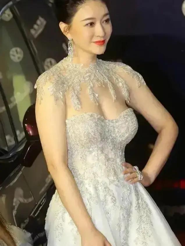 李小冉:娱乐圈的“大号水蜜桃”,独立反叛的魅力女神