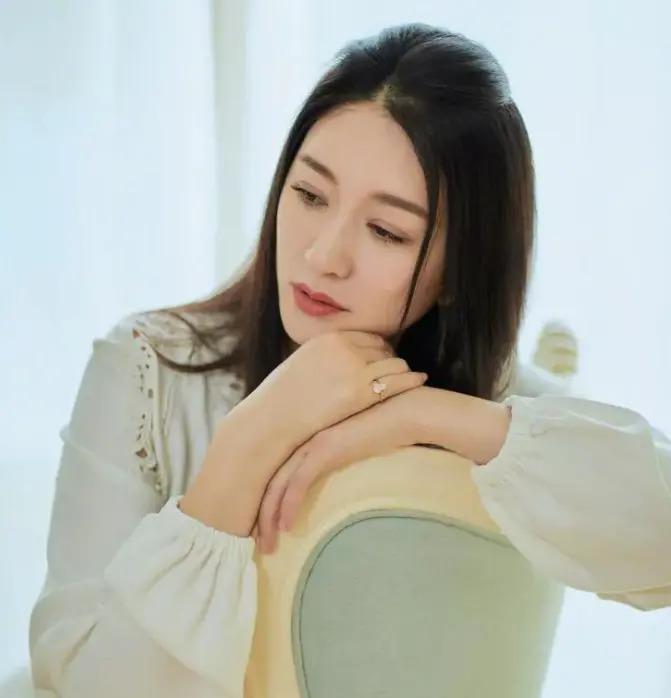 李小冉:娱乐圈的“大号水蜜桃”,独立反叛的魅力女神