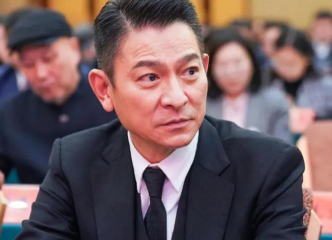 人民大会堂这一天，刘德华在电影“大佬圈”地位尽致凸显