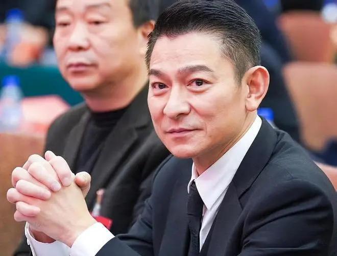 人民大会堂这一天，刘德华在电影“大佬圈”地位尽致凸显