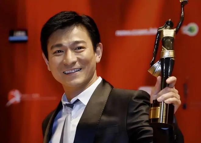人民大会堂这一天，刘德华在电影“大佬圈”地位尽致凸显