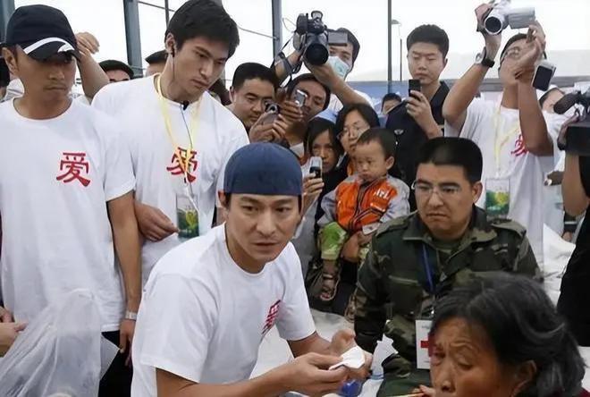 人民大会堂这一天，刘德华在电影“大佬圈”地位尽致凸显