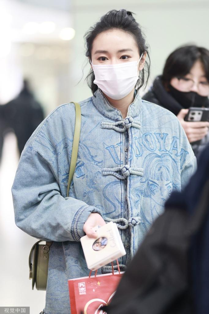 高叶新中式穿搭现身机场 盘扣外套尽显气质