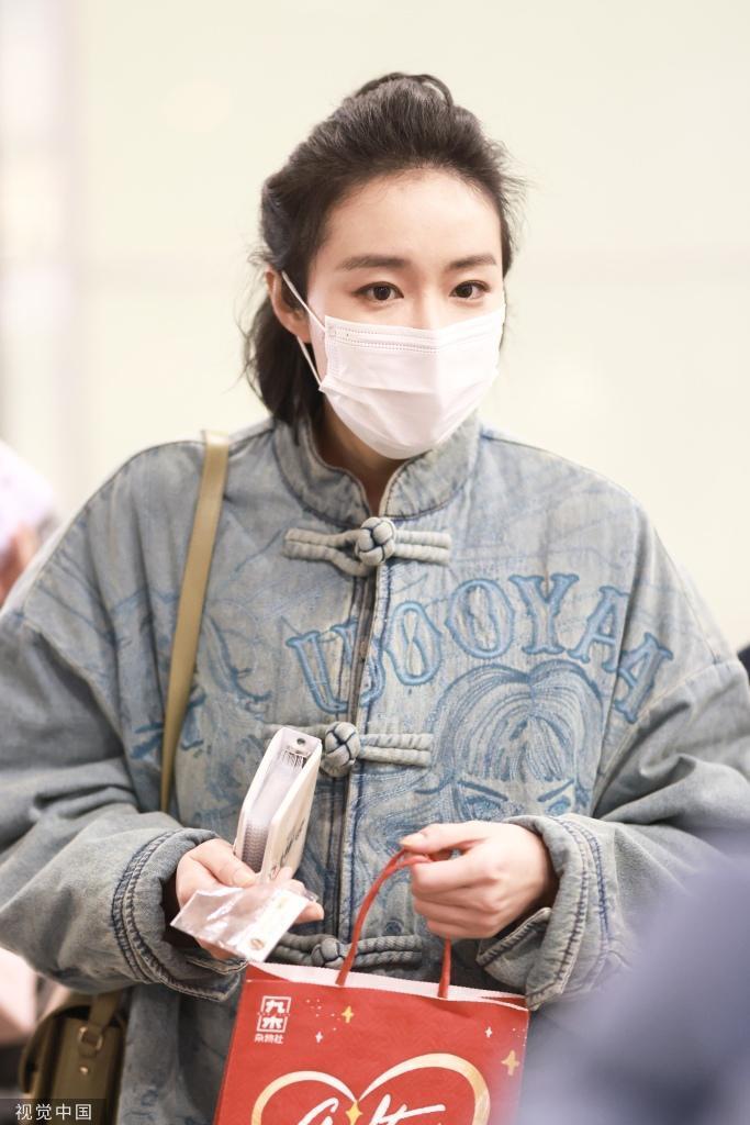 高叶新中式穿搭现身机场 盘扣外套尽显气质