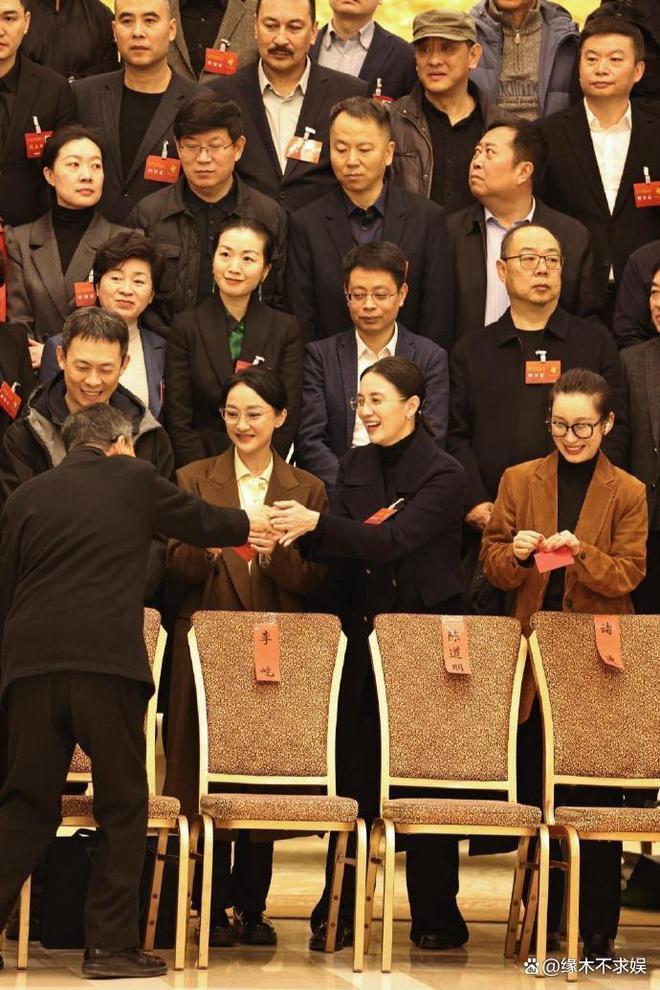 玩手机、打瞌睡、戴耳机，这一次影协大会，亮点实在太多！