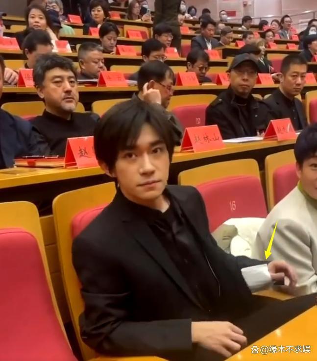 玩手机、打瞌睡、戴耳机，这一次影协大会，亮点实在太多！