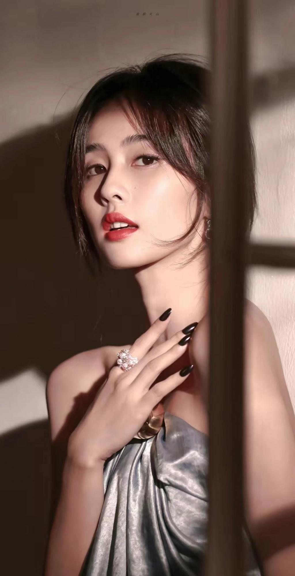 白鹿拍摄写真 银色睡裙性感迷人