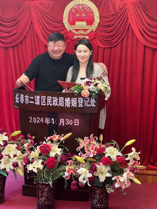 赵本山徒弟董三毛与小8岁娇妻再婚，前妻刘丹晒照心情好