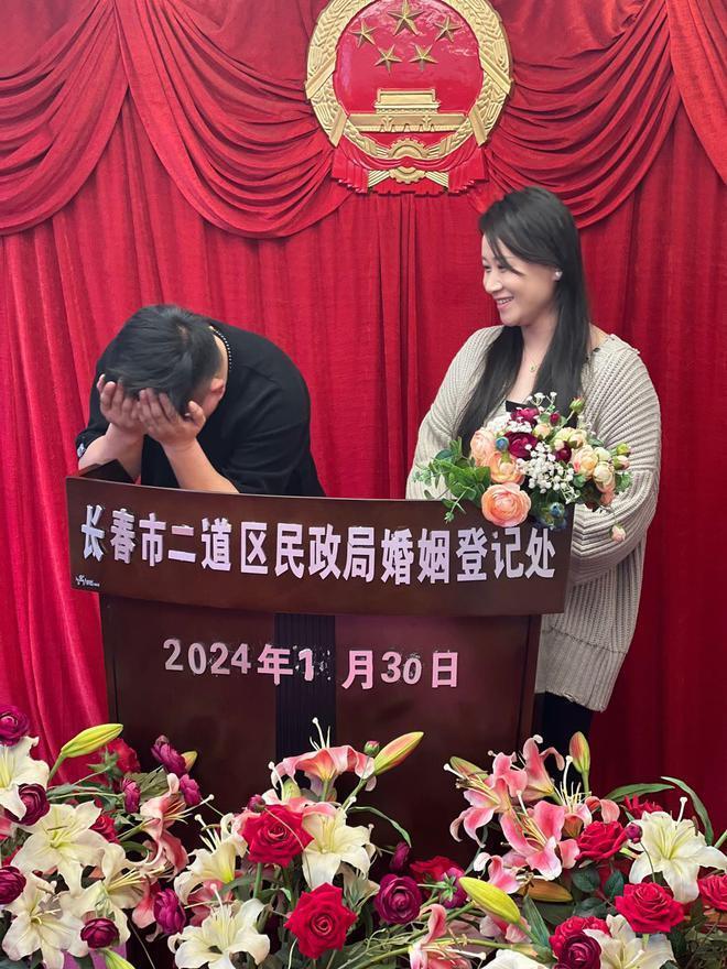 赵本山徒弟董三毛与小8岁娇妻再婚，前妻刘丹晒照心情好