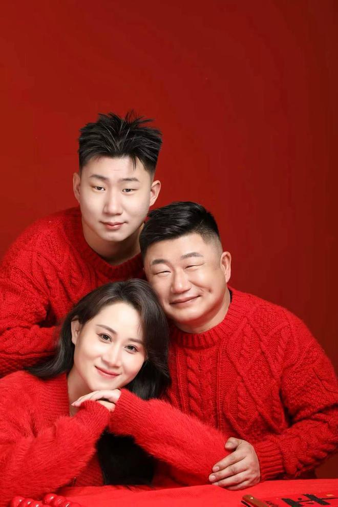 赵本山徒弟董三毛与小8岁娇妻再婚，前妻刘丹晒照心情好