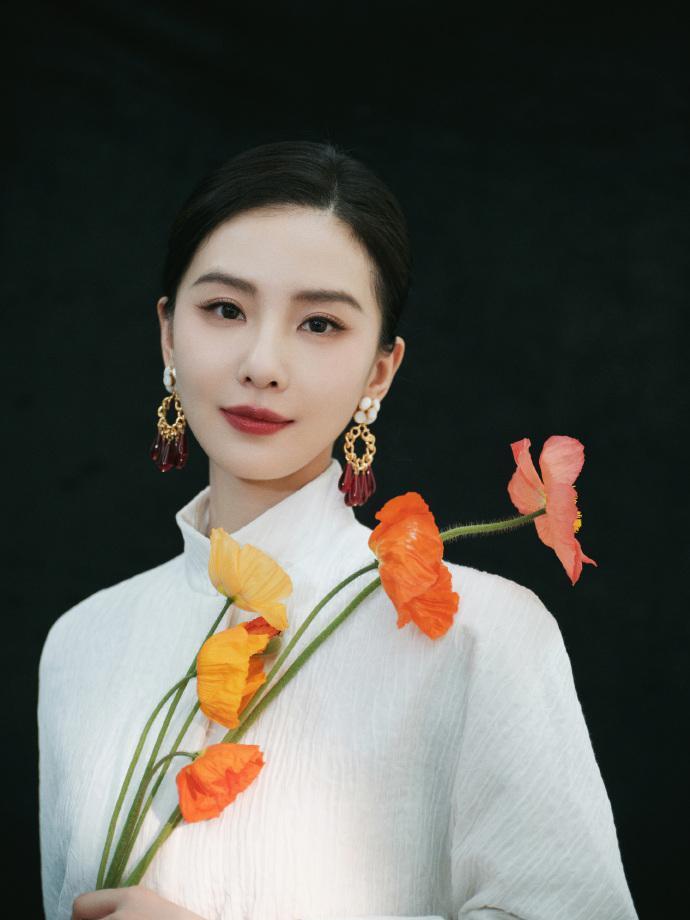 刘诗诗穿新中式套装 清新温婉韵味十足