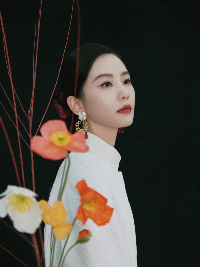 刘诗诗穿新中式套装 清新温婉韵味十足