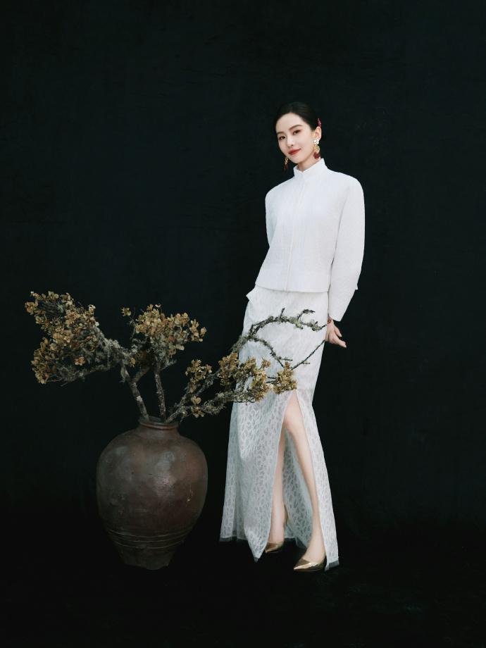 刘诗诗穿新中式套装 清新温婉韵味十足