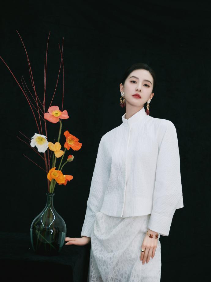 刘诗诗穿新中式套装 清新温婉韵味十足