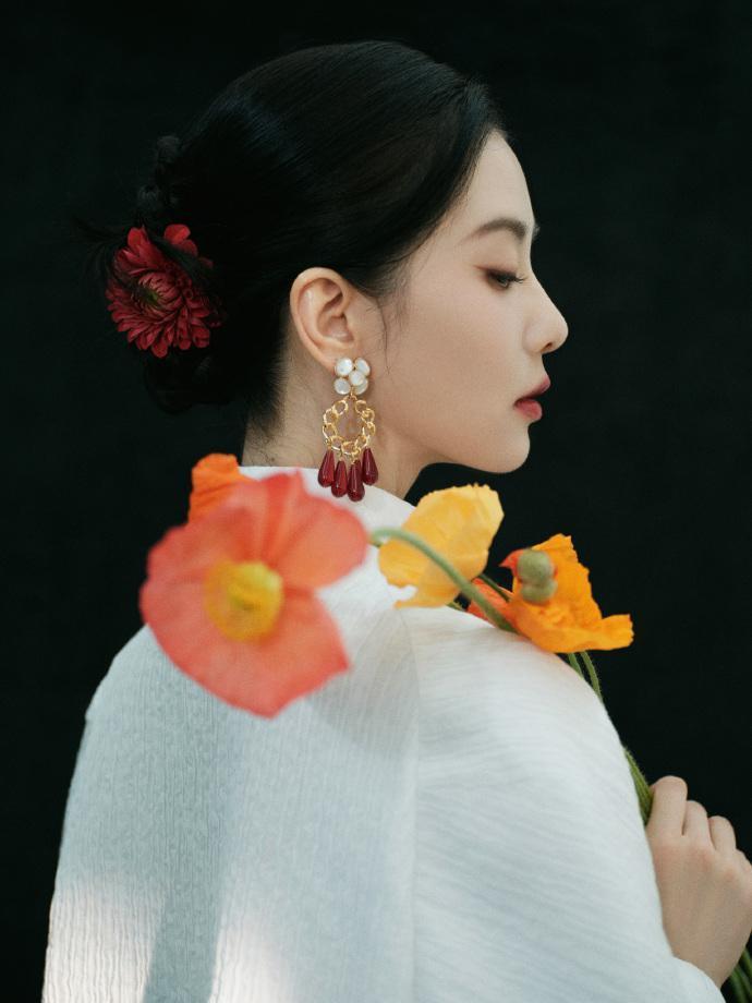 刘诗诗穿新中式套装 清新温婉韵味十足