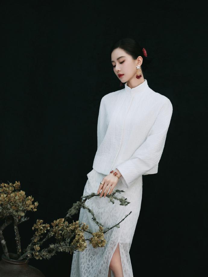 刘诗诗穿新中式套装 清新温婉韵味十足